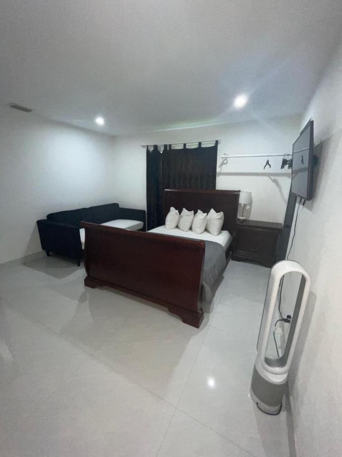 Room & Private Bathroom Бока Ратон Екстериор снимка